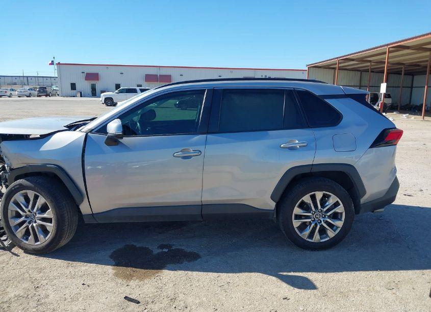 Photo 14 of 2020 Toyota Rav4 XLE PREMIUM (VIN 2T3C1RFV3LW070271)