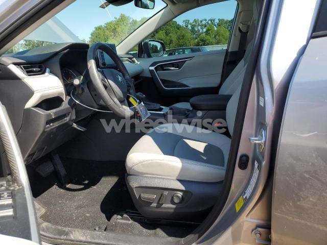 2020 TOYOTA RAV4 XLE PREMIUM (VIN 2T3C1RFV3LW099740) main photo