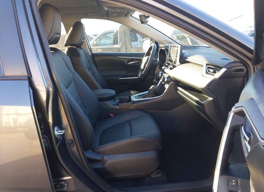 Photo 5 of 2021 Toyota Rav4 XLE PREMIUM (VIN 2T3C1RFV3MC139608)