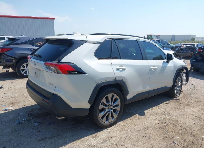 Photo 4 of 2022 Toyota Rav4 XLE PREMIUM (VIN 2T3C1RFV7NW210731)