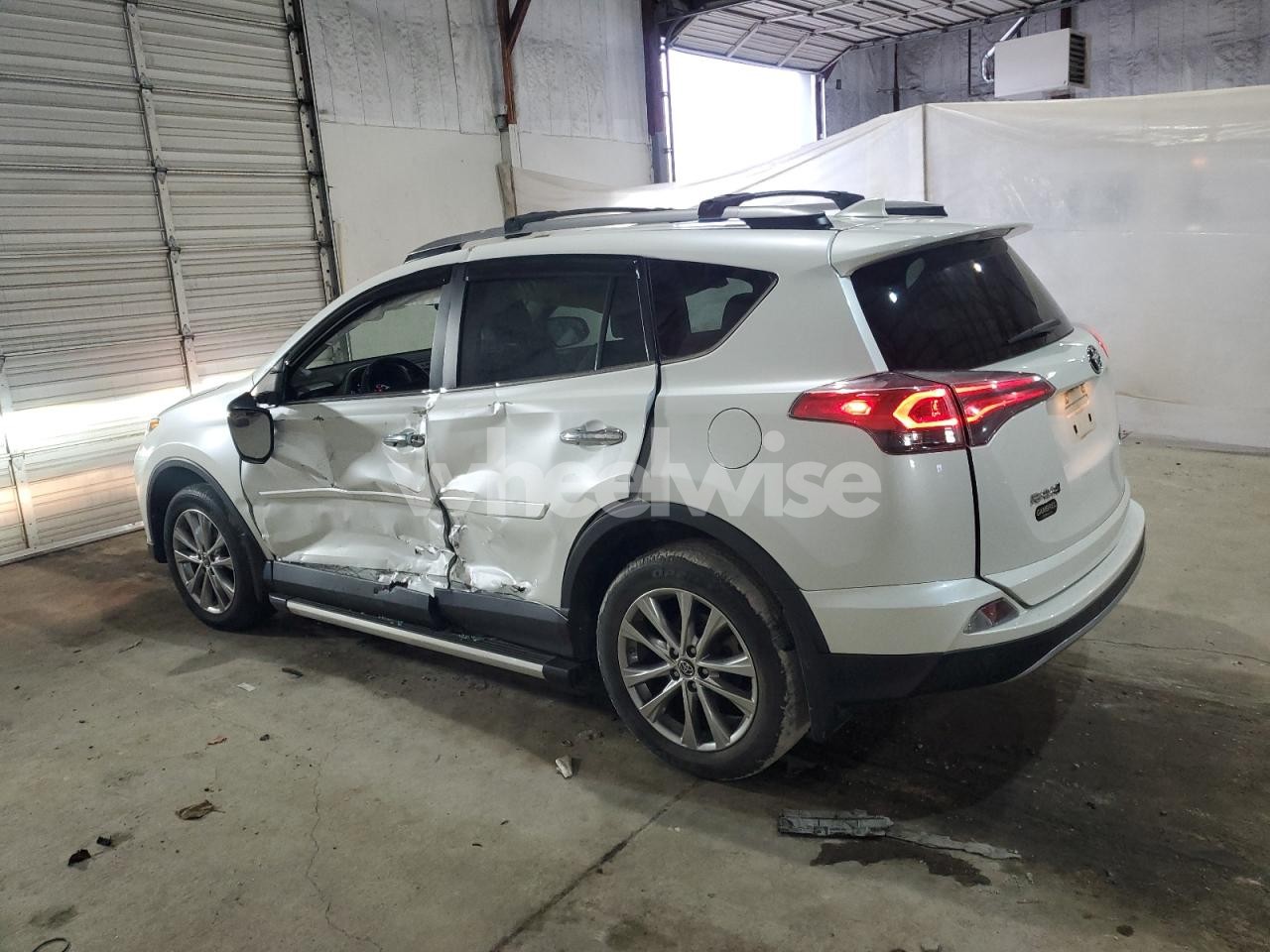 Photo 2 of 2017 TOYOTA RAV4 LIMITED (VIN 2T3DFREV8HW618554)