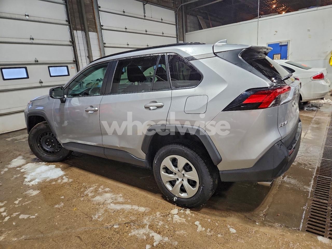 Photo 2 of 2019 TOYOTA RAV4 LE (VIN 2T3F1RFV7KW076053)