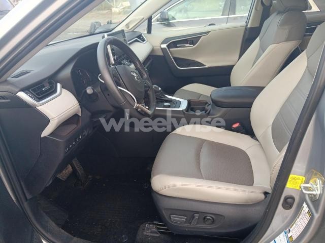 Photo 3 of 2019 TOYOTA RAV4 LIMITED (VIN 2T3N1RFV0KW037784)