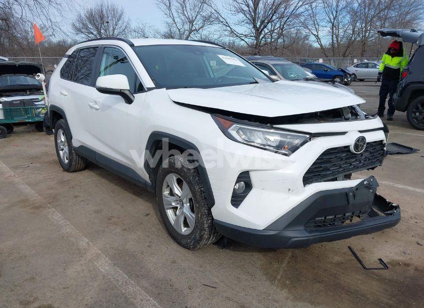 2020 Toyota Rav4 XLE (VIN 2T3P1RFV0LC075978) main photo
