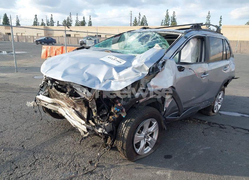 Photo 2 of 2020 Toyota Rav4 XLE (VIN 2T3P1RFV0LC104685)