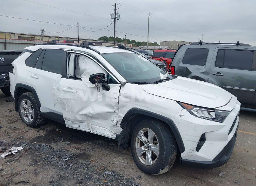 2021 Toyota Rav4 XLE (VIN 2T3P1RFV1MC172138) main photo