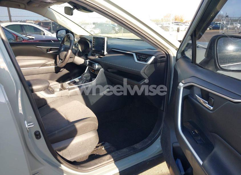 Photo 5 of 2019 Toyota Rav4 XLE (VIN 2T3P1RFV2KW074876)