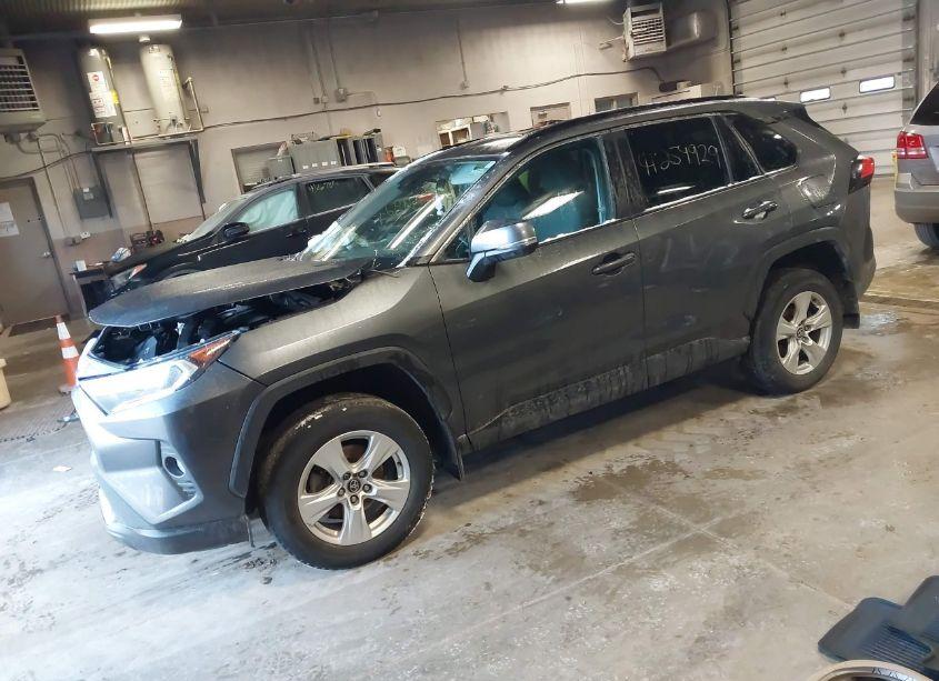 Photo 2 of 2021 Toyota Rav4 XLE (VIN 2T3P1RFV2MC164579)