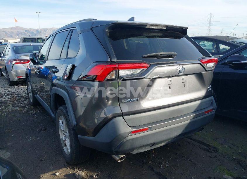 Photo 3 of 2021 Toyota Rav4 XLE (VIN 2T3P1RFV2MC165053)