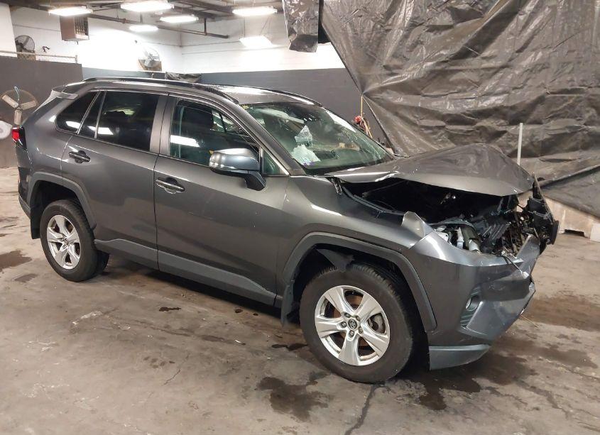 2020 Toyota Rav4 XLE (VIN 2T3P1RFV3LW105375) main photo