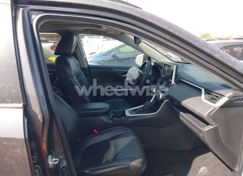 Photo 5 of 2020 Toyota Rav4 XLE (VIN 2T3P1RFV3LW112620)