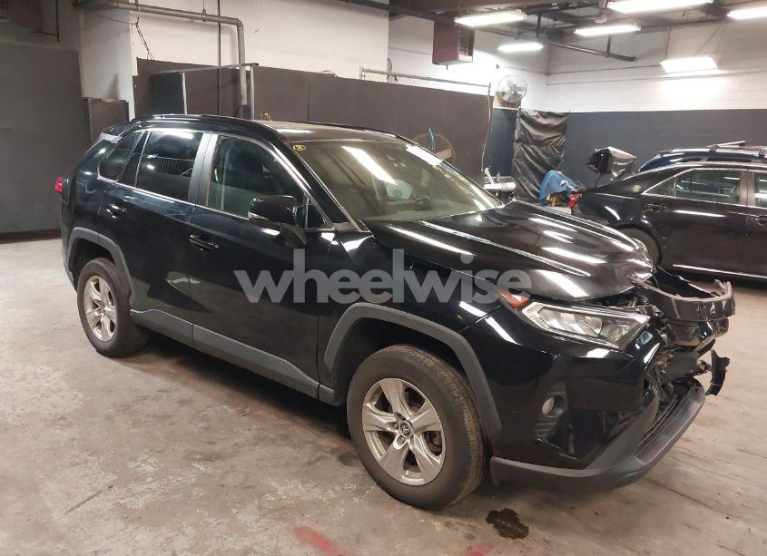 2020 Toyota Rav4 XLE (VIN 2T3P1RFV3LW127912) main photo