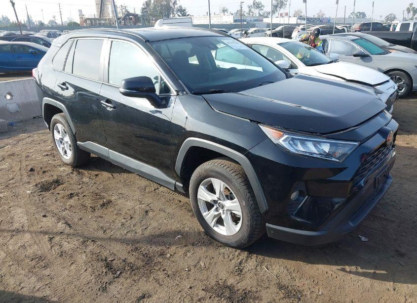 2021 Toyota Rav4 XLE (VIN 2T3P1RFV3MC141375) main photo