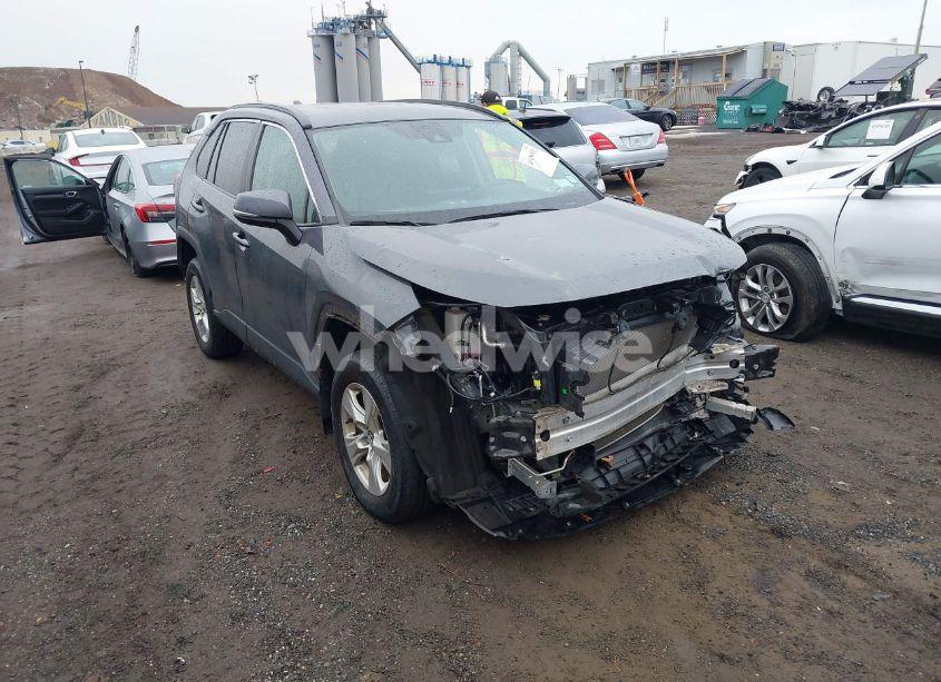 2020 Toyota Rav4 XLE (VIN 2T3P1RFV4LW131273) main photo