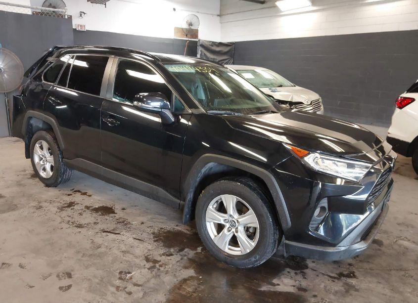 2020 Toyota Rav4 XLE (VIN 2T3P1RFV4LW131872) main photo