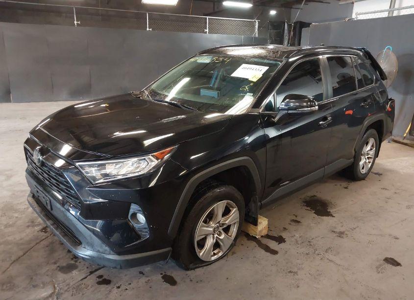Photo 2 of 2020 Toyota Rav4 XLE (VIN 2T3P1RFV4LW131872)