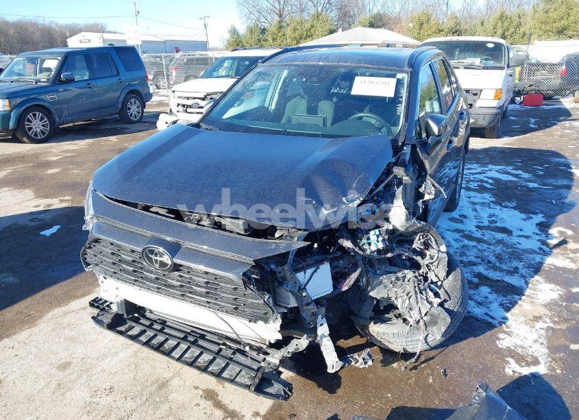 Photo 2 of 2022 Toyota Rav4 XLE (VIN 2T3P1RFV5NC283793)