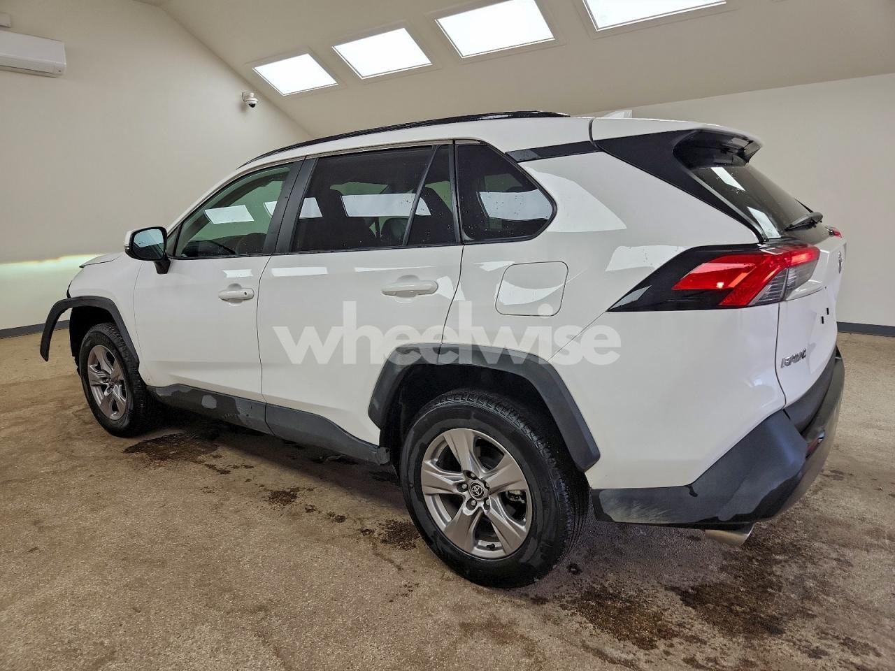 Photo 2 of 2025 TOYOTA RAV4 XLE (VIN 2T3P1RFV5SC531732)