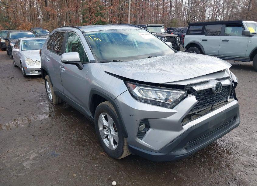 2020 Toyota Rav4 XLE (VIN 2T3P1RFV6LC102200) main photo