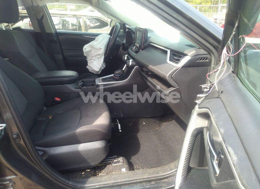 Photo 5 of 2020 Toyota Rav4 XLE (VIN 2T3P1RFV6LC137593)