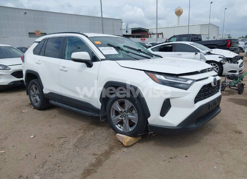 2022 Toyota Rav4 XLE (VIN 2T3P1RFV6NC268137) main photo