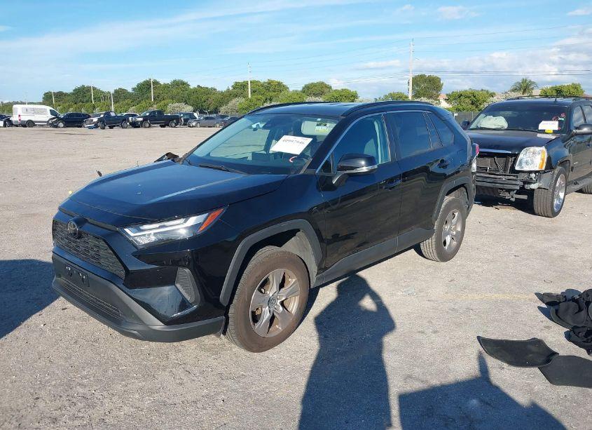 Photo 2 of 2022 Toyota Rav4 XLE (VIN 2T3P1RFV6NW271585)