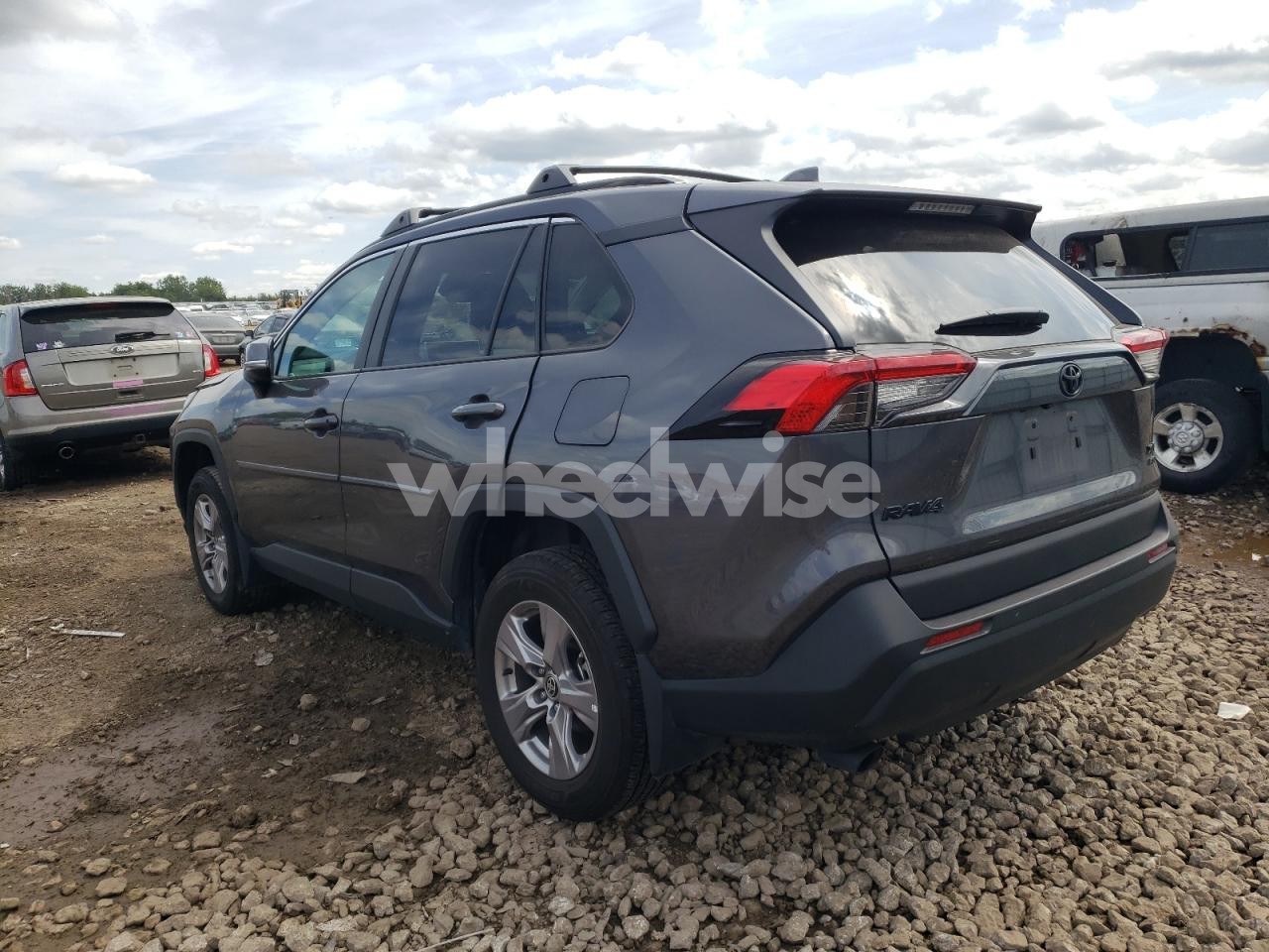 Photo 2 of 2024 TOYOTA RAV4 XLE (VIN 2T3P1RFV6RW470092)