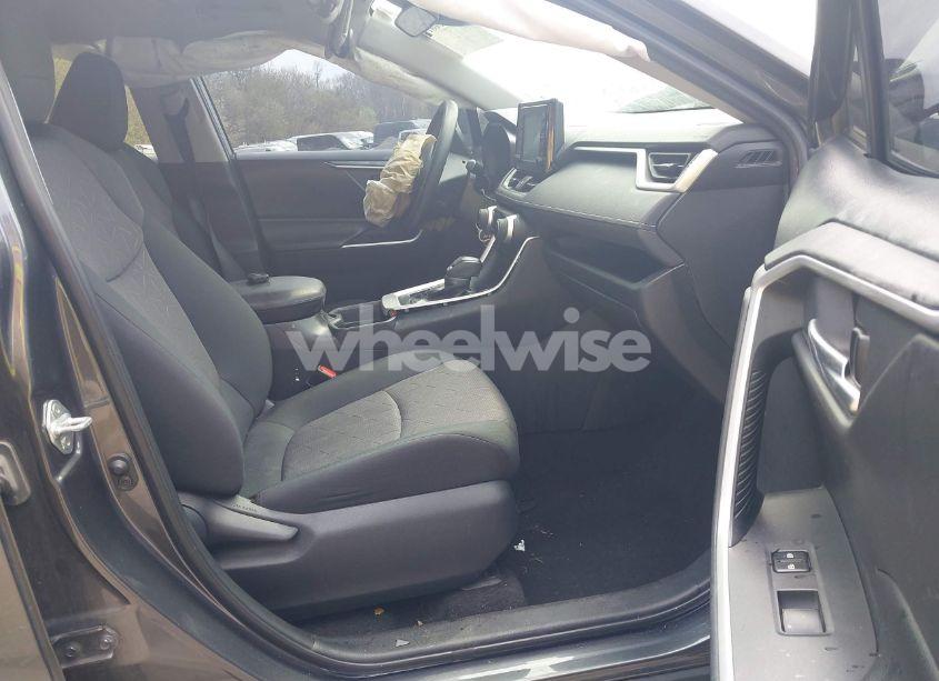 Photo 5 of 2019 Toyota Rav4 XLE (VIN 2T3P1RFV7KC007112)