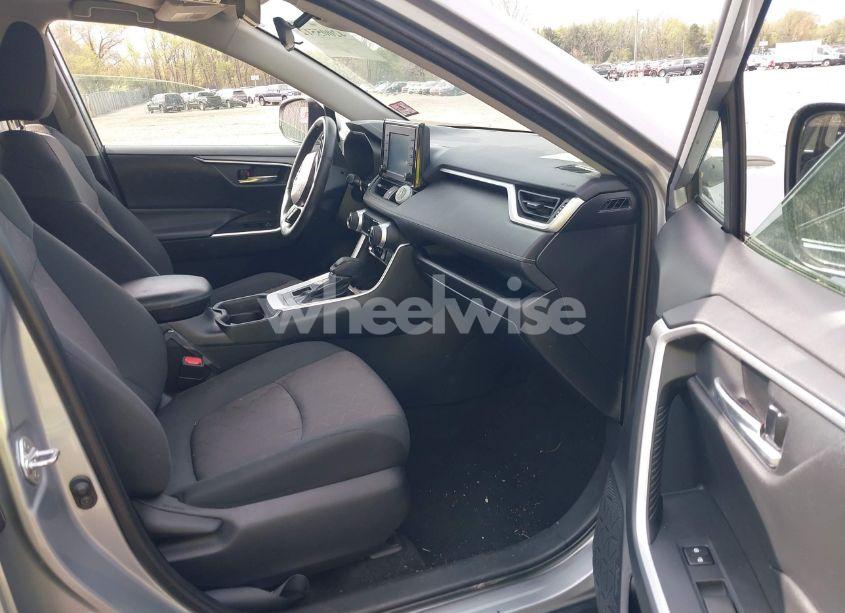 Photo 5 of 2019 Toyota Rav4 XLE (VIN 2T3P1RFV7KW063940)