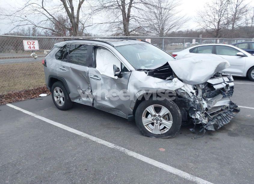 2019 Toyota Rav4 XLE (VIN 2T3P1RFV8KW053966) main photo