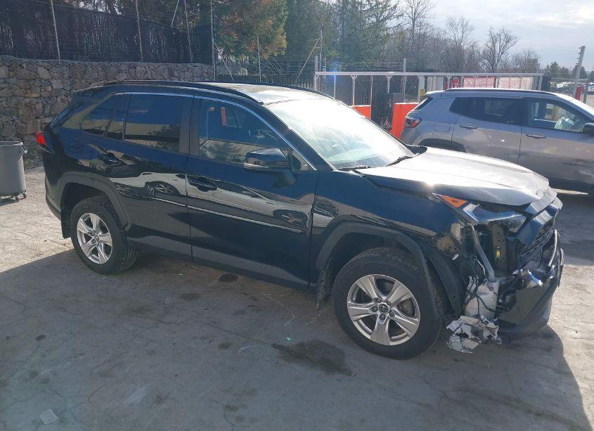 2020 Toyota Rav4 XLE (VIN 2T3P1RFV8LC075615) main photo