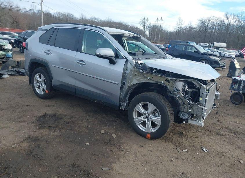 2021 Toyota Rav4 XLE (VIN 2T3P1RFV8MW143024) main photo