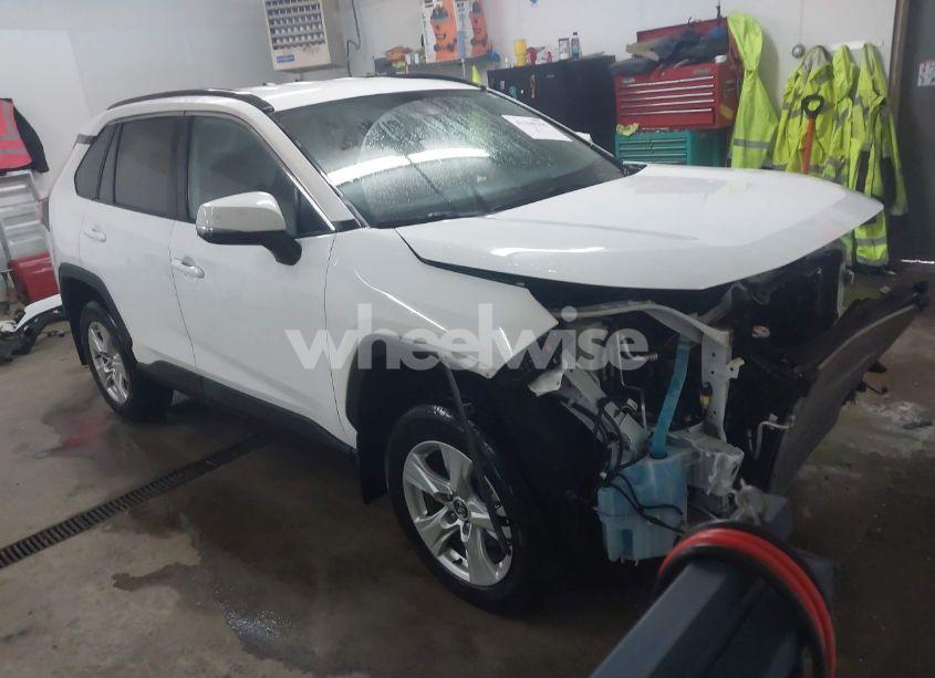 2021 Toyota Rav4 XLE (VIN 2T3P1RFV8MW145646) main photo