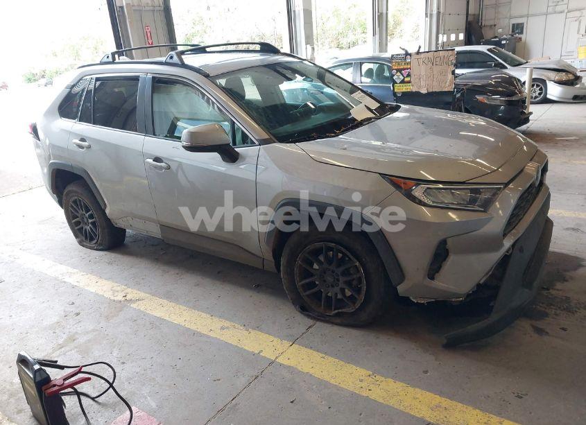2019 Toyota Rav4 XLE (VIN 2T3P1RFV9KW028137) main photo