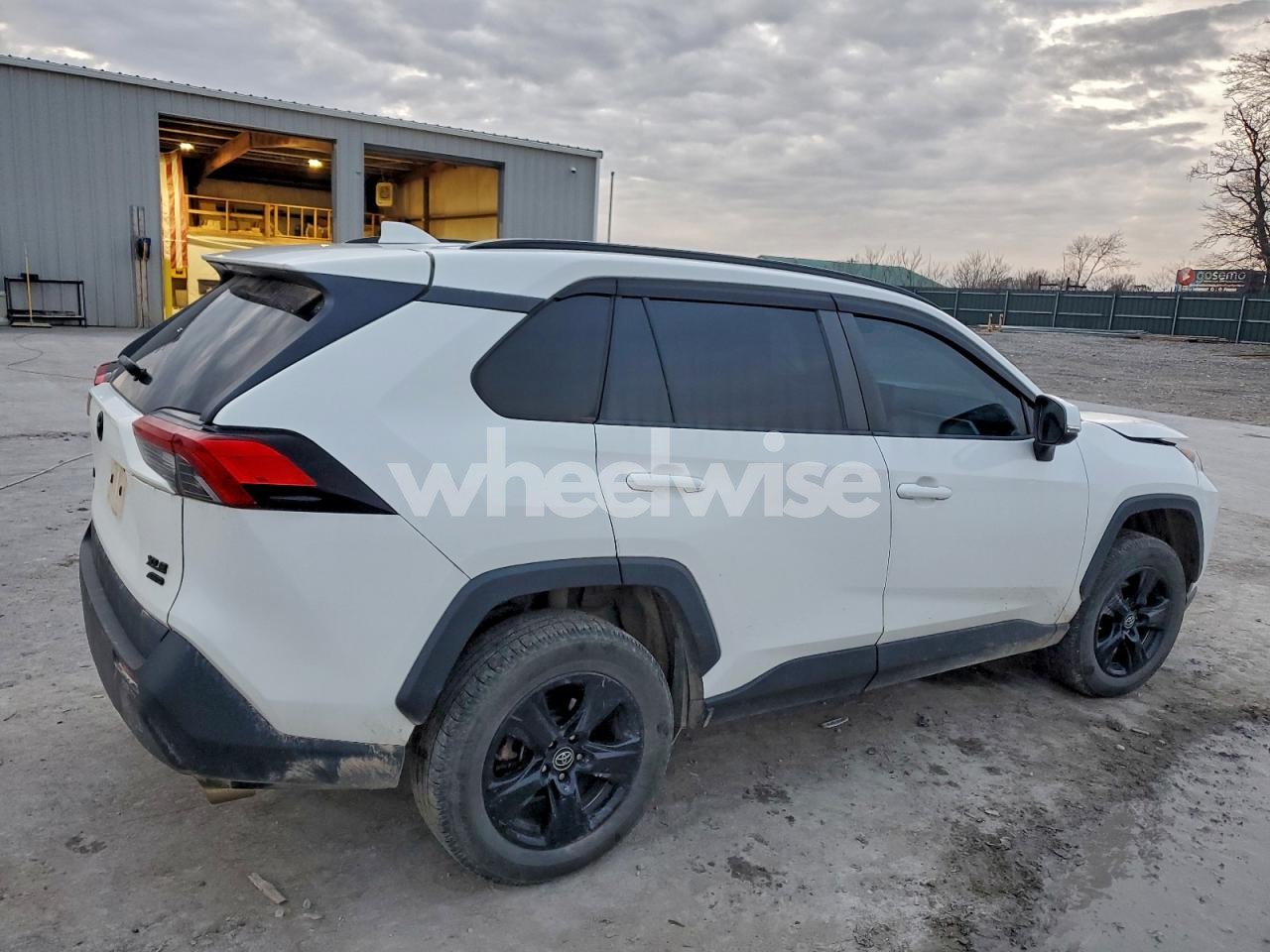 Photo 3 of 2019 TOYOTA RAV4 XLE (VIN 2T3P1RFV9KW047030)