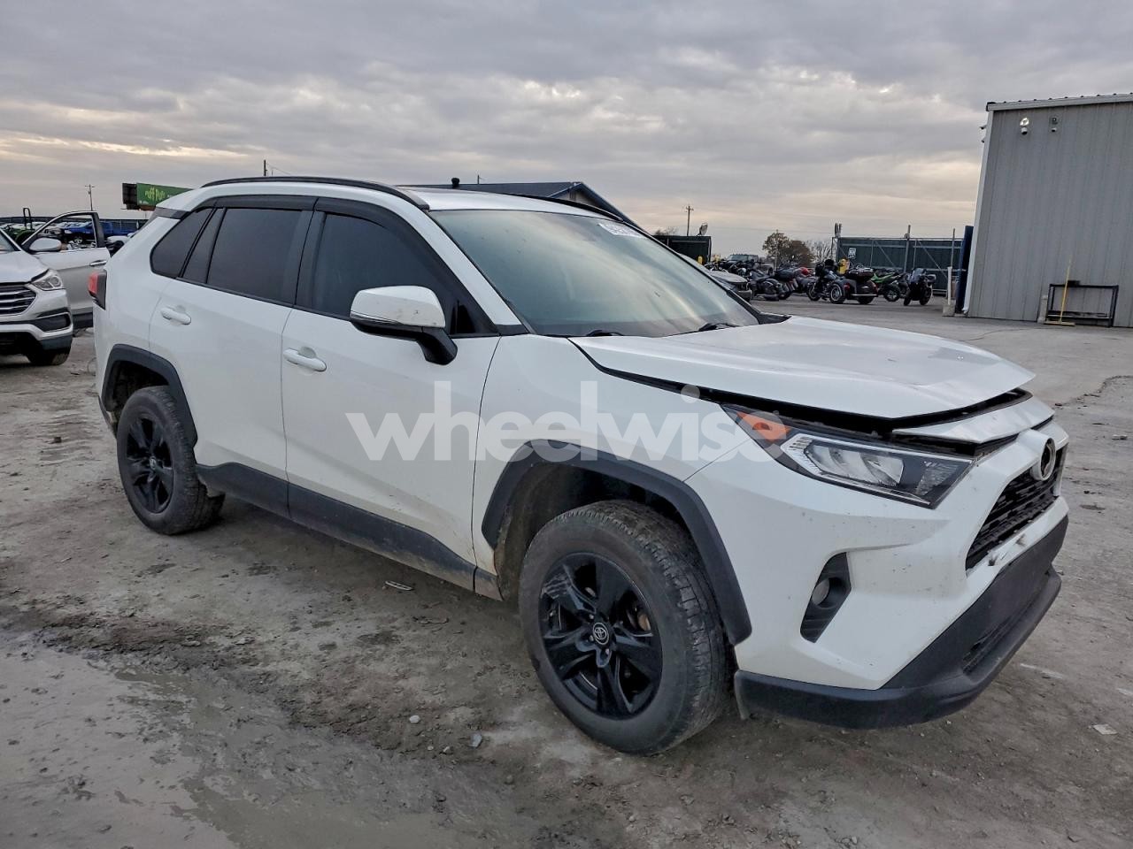 Photo 4 of 2019 TOYOTA RAV4 XLE (VIN 2T3P1RFV9KW047030)