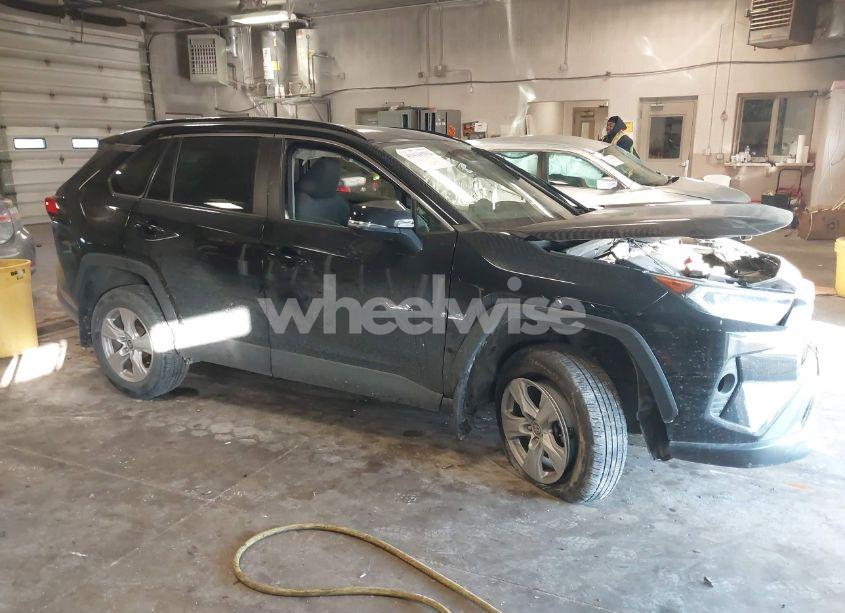 2021 Toyota Rav4 XLE (VIN 2T3P1RFV9MC203815) main photo