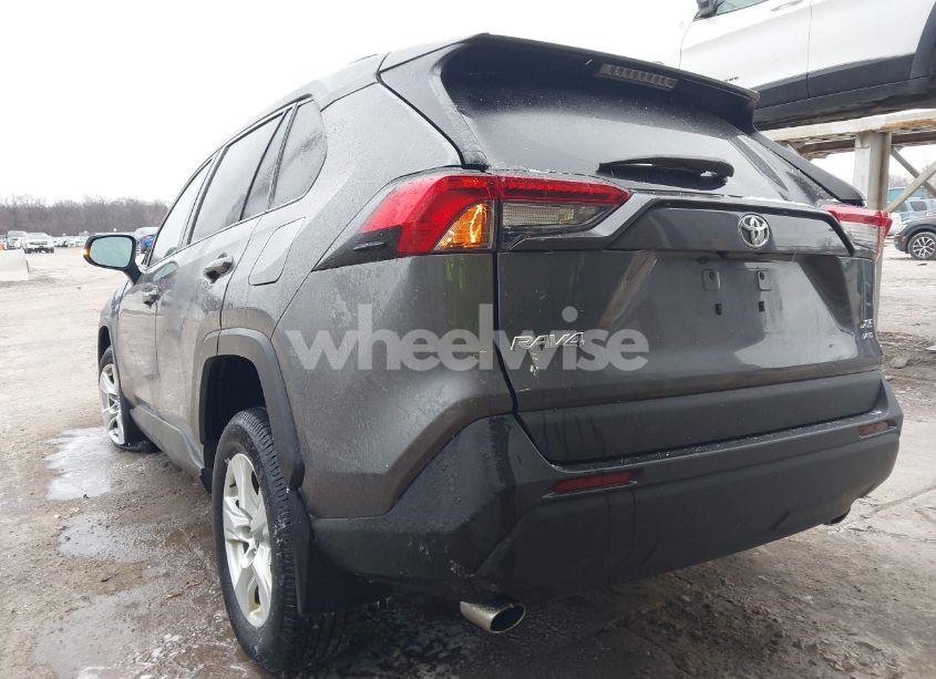 Photo 3 of 2021 Toyota Rav4 XLE (VIN 2T3P1RFV9MW152976)