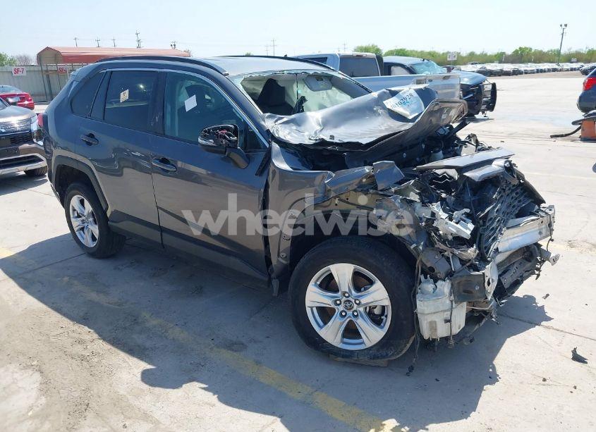 2021 Toyota Rav4 XLE (VIN 2T3P1RFV9MW161869) main photo