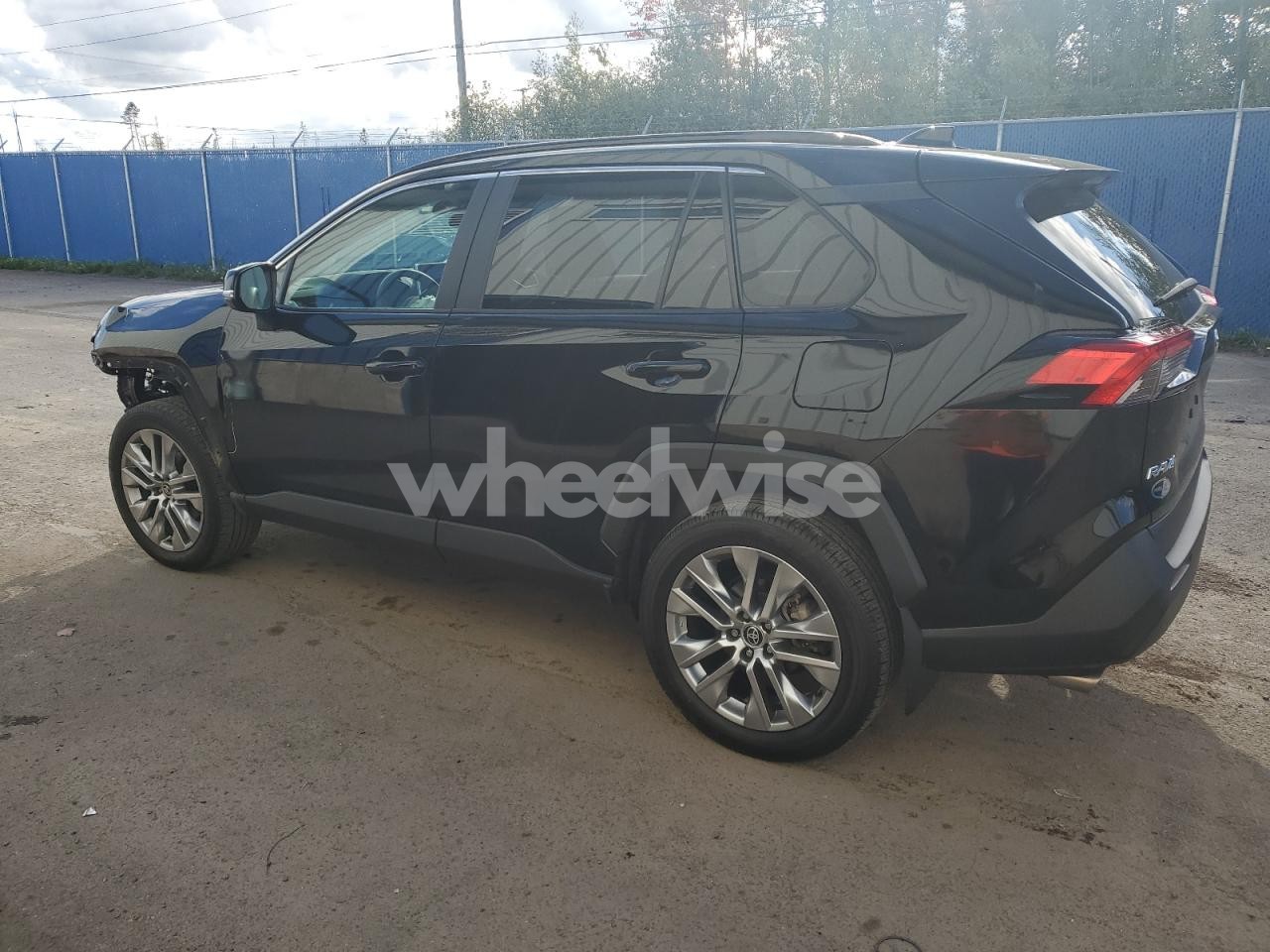 Photo 2 of 2024 TOYOTA RAV4 XLE (VIN 2T3R1RFV4RC420320)