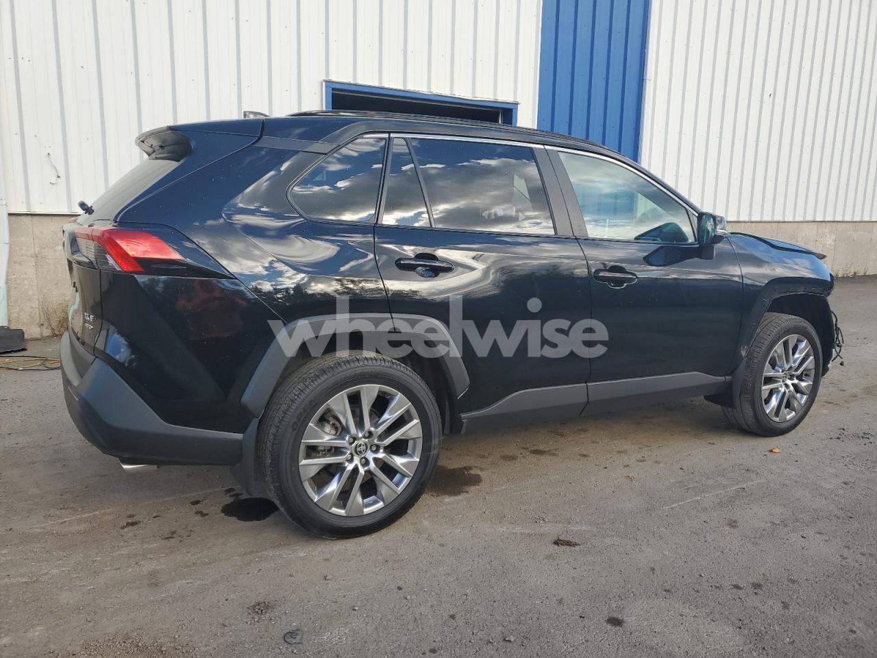 Photo 3 of 2024 TOYOTA RAV4 XLE (VIN 2T3R1RFV4RC420320)