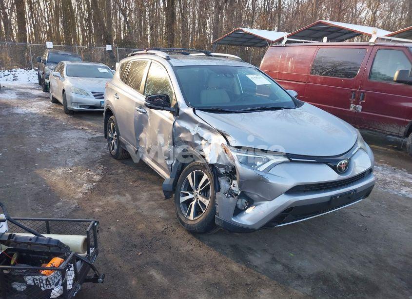 2017 Toyota Rav4 XLE (VIN 2T3RFREV0HW607506) main photo