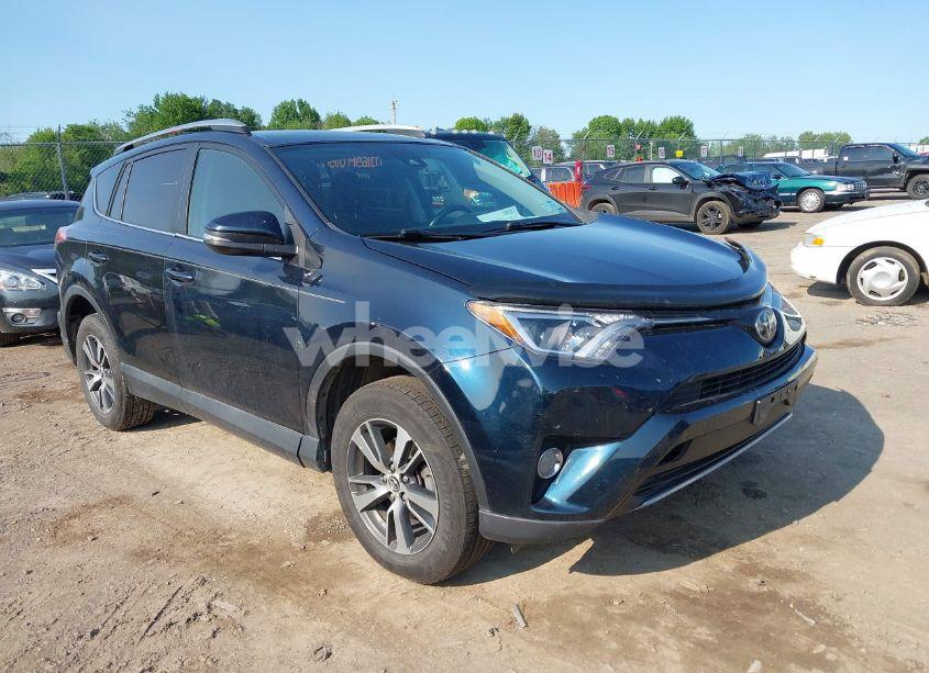 2018 Toyota Rav4 XLE (VIN 2T3RFREV0JW704159) main photo
