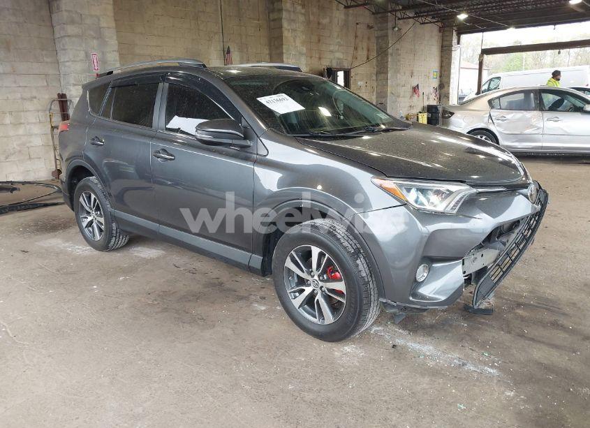2018 Toyota Rav4 XLE (VIN 2T3RFREV0JW742796) main photo