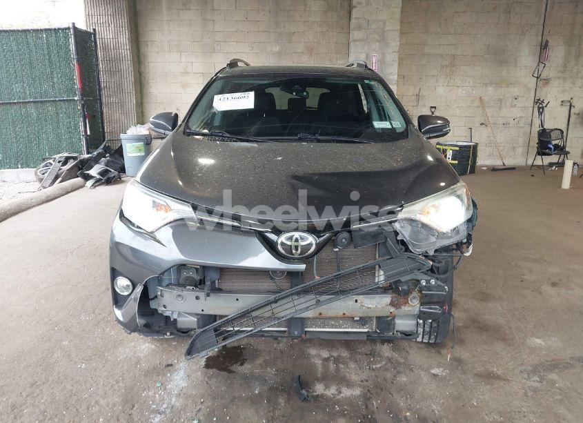 Photo 13 of 2018 Toyota Rav4 XLE (VIN 2T3RFREV0JW742796)