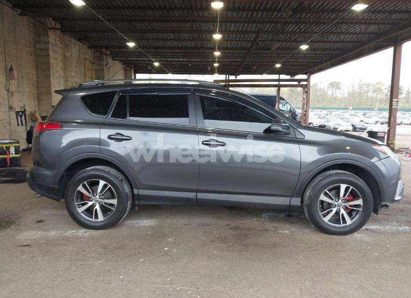 Photo 14 of 2018 Toyota Rav4 XLE (VIN 2T3RFREV0JW742796)