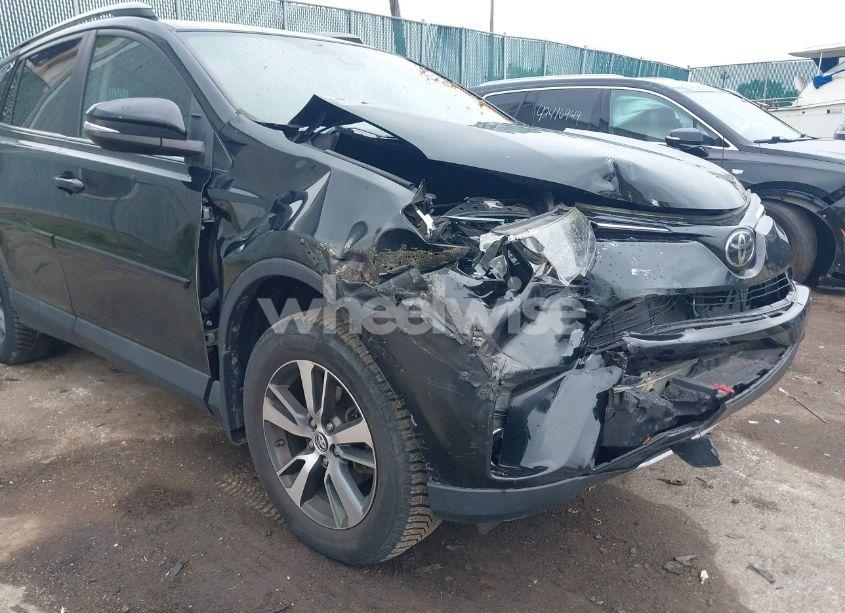 Photo 6 of 2018 Toyota Rav4 XLE (VIN 2T3RFREV0JW750610)