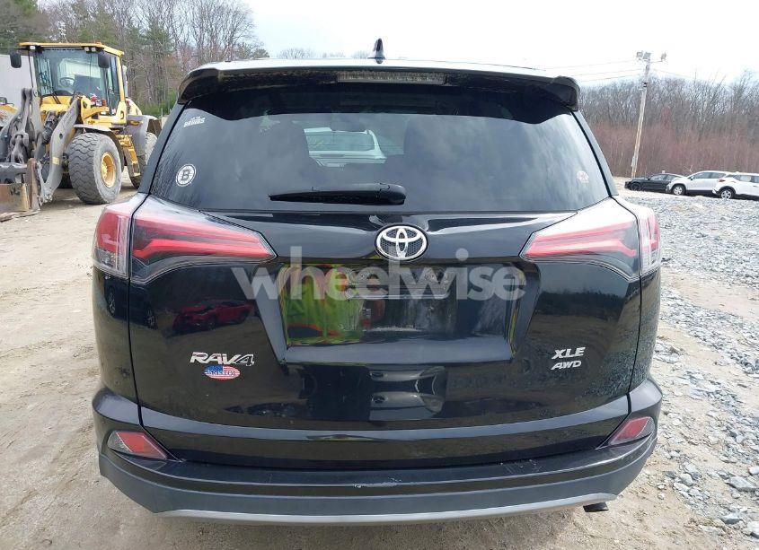 Photo 16 of 2018 Toyota Rav4 XLE (VIN 2T3RFREV0JW810577)
