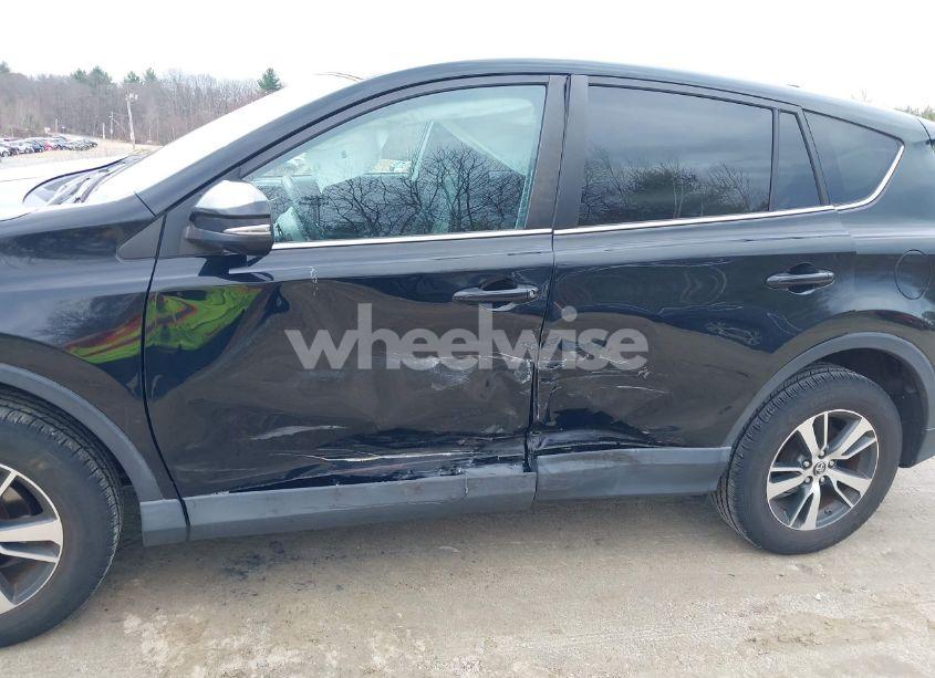 Photo 6 of 2018 Toyota Rav4 XLE (VIN 2T3RFREV0JW810577)