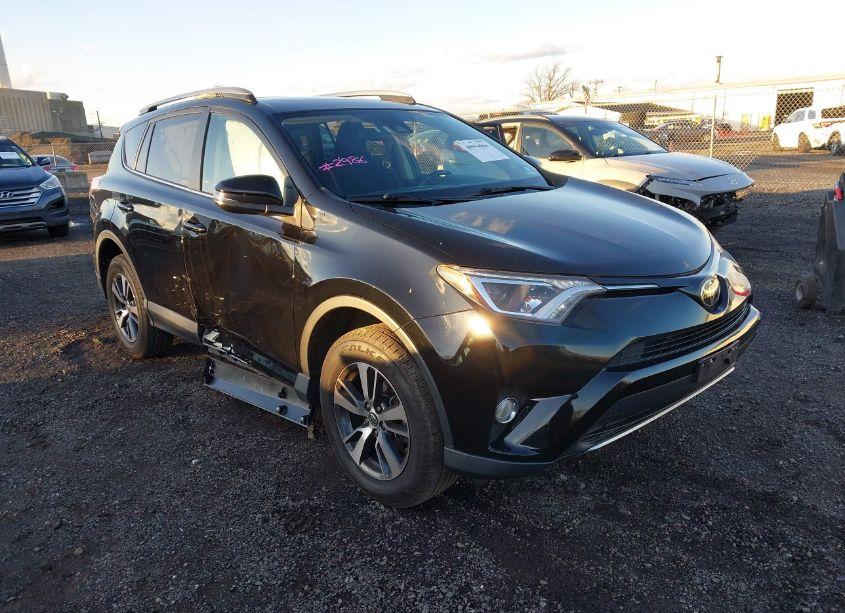 2018 Toyota Rav4 ADVENTURE/XLE (VIN 2T3RFREV0JW822986) main photo